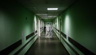 :Medical workers wearing personal protective equipment (PPE) stand in a hall of Vinogradov City Clinical Hospital, which delivers treatment to coronavirus patients, in Moscow on May 17, 2020. / AFP / Dimitar DILKOFF
