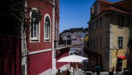 People sit at a terrcae bar at the Escadinhas do Duque in downtown Lisbon on June 23, 2020. AFP / PATRICIA DE MELO MOREIRA
