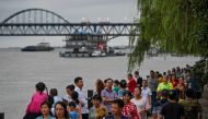 Residents look at the Yangtze River where the water level has risen in Jiujiang in China's central Jiangxi province on July 15, 2020. / AFP / Hector RETAMAL
