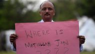 A journalist holds a placard during a protest against the seized of a Pakistani journalist Matiullah Jan in Islamabad on July 21, 2020. / AFP / Aamir QURESHI
