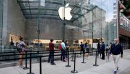 Customers distance before entering an Apple Store during phase one of reopening after the COVID-19 lockdown in New York City, New York, U.S. June 17, 2020. REUTERS/Brendan McDermid/File Photo