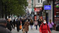 Pedestrians, some wearing masks because of the coronavirus pandemic, walk in the street in central London on November 1, 2020 as England prepares to enter into a second lockdown in an effort to stem soaring infections. / AFP / JUSTIN TALLIS