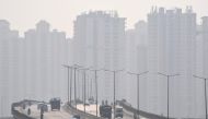 Commuters drive along a bridge under heavy smoggy conditions in Ghaziabad on November 12, 2020. / AFP / Prakash SINGH