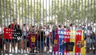 Soccer Football - Lionel Messi holds an FC Barcelona press conference - Camp Nou, Barcelona, Spain - August 8, 2021 Barcelona fans wait outside the Camp Nou after the press conference REUTERS/Albert Gea
