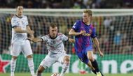 Soccer Football - Champions League - Group E - FC Barcelona vs Bayern Munich - Camp Nou, Barcelona, Spain - September 14, 2021 FC Barcelona's Frankie de Jong in action with Bayern Munich's Joshua Kimmich REUTERS/Albert Gea
