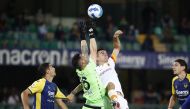 Soccer Football - Serie A - Hellas Verona v AS Roma - Stadio Marc'Antonio Bentegodi, Verona, Italy - September 19, 2021 AS Roma's Gianluca Mancini in action with Hellas Verona's Lorenzo Montipo REUTERS/Alessandro Garofalo
