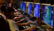 People play online games at an internet cafe in Fuyang, Anhui province, China August 20, 2018. REUTERS/Stringer

