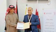 Dr. Akram Nassar, head of QRCS’s representation office in Gaza, and Dr. Khaled Abdulhadi, Vice-Chairman and Managing Director of Sheikh Hamad bin Khalifa Al Thani Hospital, exchanging documents after signing the agreement.