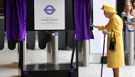 Britain's Queen Elizabeth unveils a plaque to mark the completion of the Elizabeth Line at Paddington Station in London, Britain, May 17, 2022. RUTERS/Toby Melville
