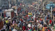 People shop in a crowded market amidst the spread of the coronavirus disease (COVID-19), in Kolkata, India, January 6, 2022. (REUTERS/Rupak De Chowdhuri/File Photo)