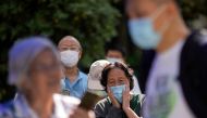 People line up to get tested for the coronavirus disease (Covid-19) at a nucleic acid testing site at a residential area, in Shanghai, China, on September 25, 2022. (REUTERS/Aly Song)
