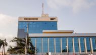Pedestrians walk in front of Ghana's central bank building in Accra, Ghana, on November 16, 2015.  File Photo / Reuters