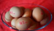 Free range eggs are seen in a bowl in London, Britain, July 20, 2018. (REUTERS/Hannah McKay)