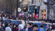 People walk along a busy shopping street, during the traditional boxing Day sales in London, Britain, December 26, 2022. (REUTERS/Maja Smiejkowska)