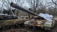 Ukrainian servicemen stand on their tanks near the frontline town of Bakhmut, amid Russia's attack on Ukraine, in Donetsk region, Ukraine January 13, 2023. REUTERS/Vladyslav Smilianets 