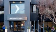 Silicon Valley Bank customers line up before the opening of a branch at SVB's headquarters in Santa Clara, California, on March 13, 2023.  (Photo by NOAH BERGER / AFP)