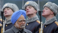 (FILES) Indian Prime Minister Manmohan Singh reviews the honour guards shortly after his arrival at Vnukovo II airport outside Moscow on December 6, 2009. (Photo by Natalia KOLESNIKOVA / AFP)
