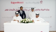 Minister of Environment and Climate Change H E Dr. Abdullah bin Abdulaziz bin Turki Al Subaie and President and General Manager of ExxonMobil Qatar Taher Hamid witnessing signing of the agreement by Dr. Ibrahim Abdul Latif Al Muslimani, Assistant Undersecretary for Protection and Natural Reserves Affairs at the MECC and Dr. Issa Al Musleh, Director of ExxonMobil Research Qatar. 