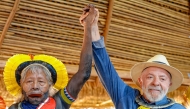 This handout picture released by the Brazilian Presidency shows Brazil's President Luiz Inacio Lula da Silva (R) and Indigenous leader of the Kayapo people Raoni Metuktire holding hands as they pose for a photograph during a meeting at the Piaracu village in the state of Mato Grosso, Brazil, on April 4, 2025. (Photo by Ricardo STUCKERT / BRAZILIAN PRESIDENCY / AFP)
