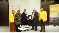 Ambassador of Indonesia H E Ridwan Hassan (third left) during the event. 