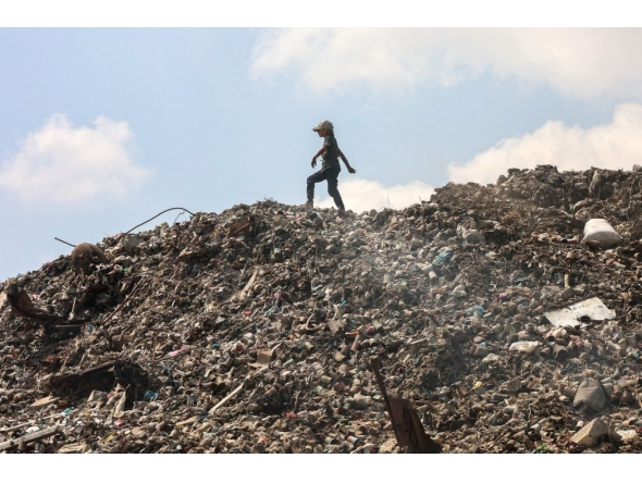 A Palestinian girl searches for things to rescue at a garbage waste dump in Gaza City on August 18, 2025. (Photo by Omar Al-Qattaa / AFP)