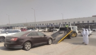 Al Sheehaniya Municipality officials during the campaign to remove abandoned vehicles.