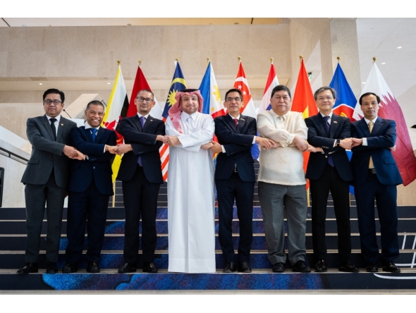 Ambassador of Thailand to Qatar H E Sira Swangsilpa (fourth right); Director of MoFA Protocol Department H E Ambassador Ibrahim Yousif Abdullah Fakhro (fourth left); and other ambassadors from Asean countries at the event in Doha. 