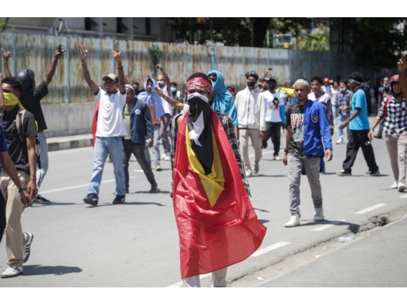 University students protest against the parliament's plan to purchase SUVs for lawmakers on a street in Dili, East Timor, on September 16, 2025. (Photo by Valentino Dariell De Sousa / AFP)
