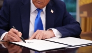 President Donald Trump signs an executive order in the Oval Office at the White House on September 19, 2025 in Washington, DC. Trump signed a series of executive orders establishing the “Trump Gold Card” and introducing a $100,000 fee for H-1B visas. (Photo by Andrew Harnik / GETTY IMAGES NORTH AMERICA / Getty Images via AFP)
