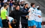 Marseille's Italian head coach Roberto De Zerbi (C) gives instructions to his players during the French L1 football match between Metz and Olympique de Marseille (OM) at the Stade Saint-Symphorien in Metz, eastern France on October 4, 2025. (Photo by Jean-Christophe VERHAEGEN / AFP)