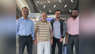 The elderly passenger with his son-in-law (second from right) along with Indian officials from Qatar 