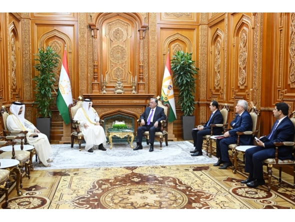 Minister of State for Foreign Trade Affairs, H E Dr. Ahmed bin Mohammed Al-Sayed with President of the Republic of Tajikistan, H E Emomali Rahmon and other officials during the meeting.