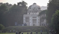 Participants walk on a golf course beside a Mughal-era heritage monument during the DP World India Championship 2025 golf tournament on October 17, 2025. (Photo by Arun Sankar / AFP)
