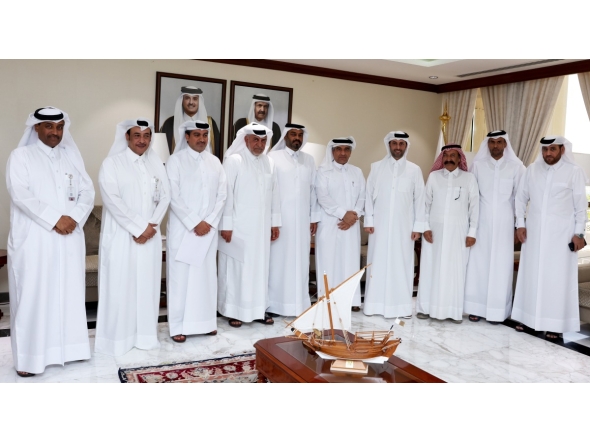 The Minister of Municipality discusses with a number of fishermen ways to support and develop the fishing sector