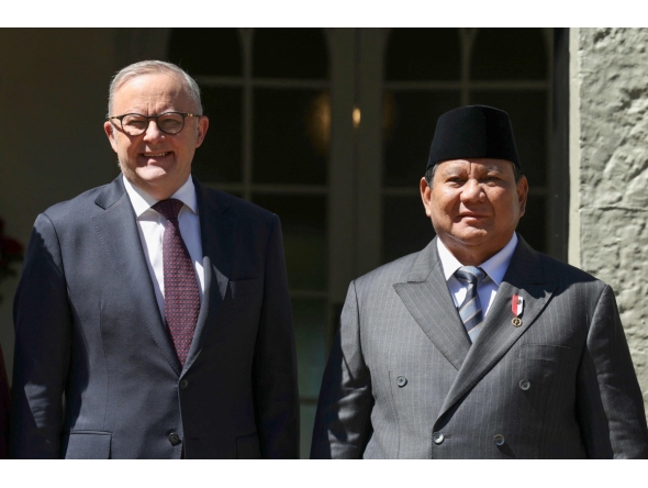Australia's Prime Minister Anthony Albanese (L) greets Indonesia's President Prabowo Subianto at Kirribilli House in Sydney on November 12, 2025. (Photo by Hollie Adams / POOL / AFP)