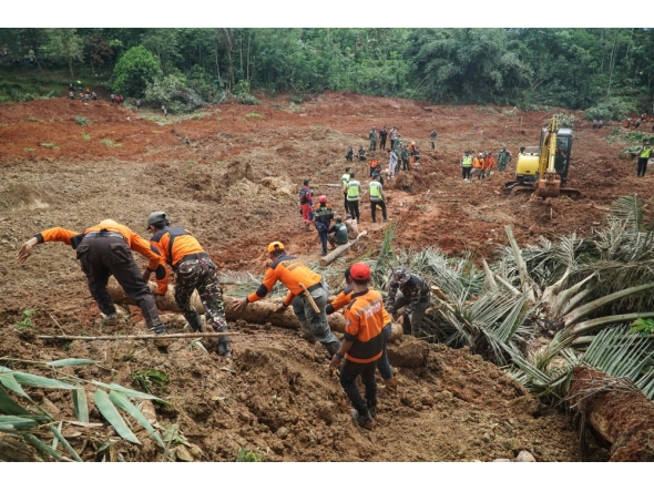 Rescuers search for survivors after a landslide buried some houses in Cibeunying village, Cilacap regency, Central Java, on November 14, 2025. Photo by Bakhtiar Rahman/ AFP