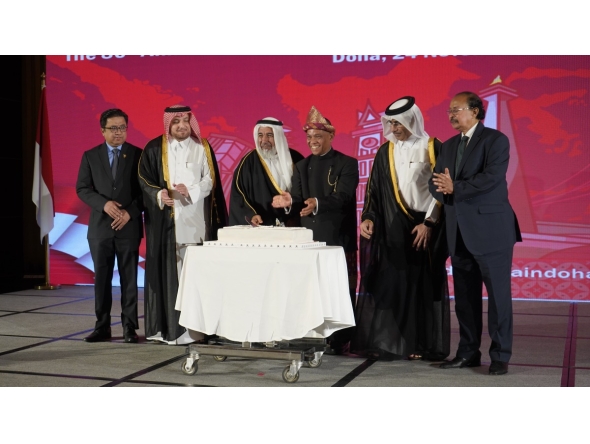 Minister of Awqaf and Islamic Affairs H E Ghanem bin Shaheen bin Ghanem Al Ghanim; Minister of State H E Eng. Essa bin Hilal Al Kuwari; Ambassador of Indonesia H E Ridwan Hassan; and other dignitaries cutting a cake to mark the 80th Independence Day of Indonesia in Doha yesterday. 