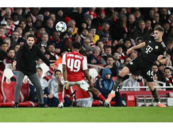 Arsenal's Spanish manager Mikel Arteta (L) shouts at Arsenal's English midfielder #49 Myles Lewis-Skelly during the UEFA Champions League league phase football match between Arsenal and Bayern Munich at the Emirates Stadium in north London on November 26, 2025. (Photo by Ben STANSALL / AFP)