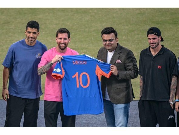 Argentina's footballers Lionel Messi (2L), Rodrigo De Paul (R) and Uruguayan footballer Luis Suلrez (L) pose for a photograph with International Cricket Council (ICC) chairman Jay Shah during his GOAT Tour at the Arun Jaitley Stadium in New Delhi on December 15, 2025. The 38-year-old Argentina and Inter Miami superstar Messi, along with his Inter Miami teammates Luis Suarez and Rodrigo de Paul, are part of a so-called GOAT Tour of a cricket-crazy nation. (Photo by Sajjad HUSSAIN / AFP)