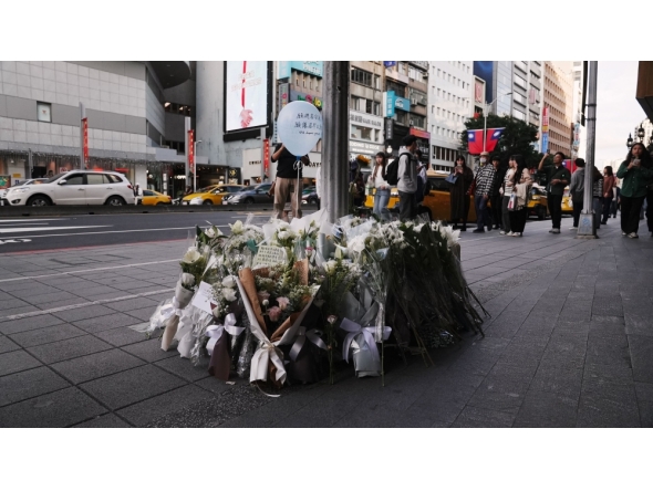 Flowers and notes from the public are laid for the victims of the metro attack outside a mall in Taipei on December 20, 2025. Taiwan's President Lai Ching-te pledged a full, public enquiry into a deadly metro stabbing attack as he visited victims in hospital on December 20. (Photo by Akio Wang / AFP)