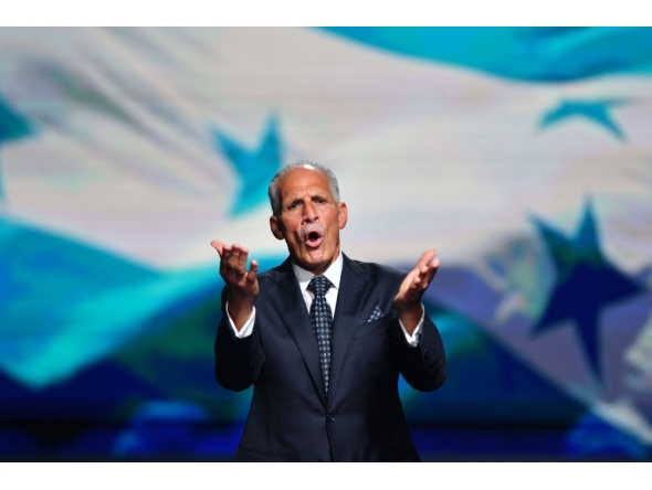 (Files) Honduran presidential candidate and businessman Nasry Asfura of the National Party delivers a speech as he presents his government plan in Tegucigalpa on November 11, 2025.  (Photo by Orlando Sierra / AFP)
