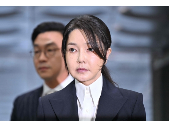 South Korea's former first lady Kim Keon Hee, wife of impeached former president Yoon Suk Yeol, arrives at a court to attend a hearing to review her arrest warrant requested by special prosecutors at the Seoul Central District Court in Seoul on August 12, 2025. (Photo by Jung Yeon-Je / Pool / AFP)