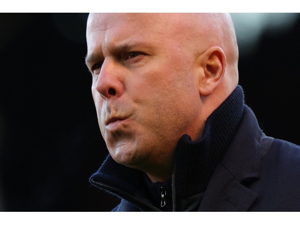 Liverpool's Dutch manager Arne Slot takes his place for the English Premier League football match between Fulham and Liverpool at Craven Cottage in London on January 4, 2026. (Photo by Adrian Dennis / AFP)