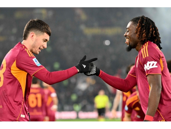 Roma's Argentine forward #18 Matias Soule (L) celebrates after scoring his team's second goal with Roma's French midfielder #17 Manu Kone (R) during the Italian Serie A football match between As Roma and Sassuolo at the Olympic stadium in Rome on January 10, 2026. (Photo by Alberto PIZZOLI / AFP)