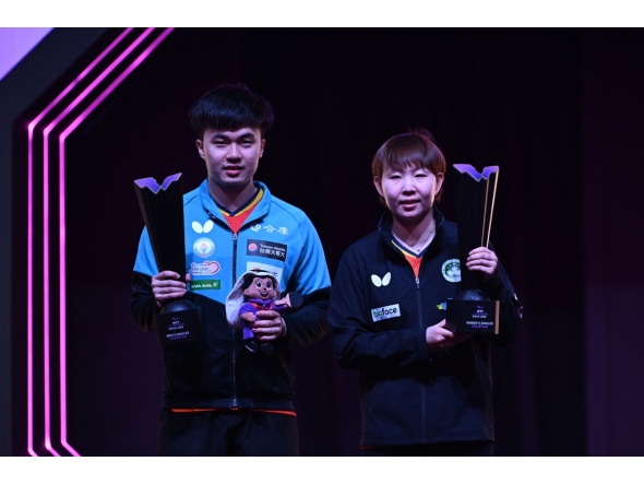 Lin Yun-ju (left) of Chinese Taipei, and  Macau's Zhu Yuling pose with their trophies after winning the singles titles yesterday. AFP