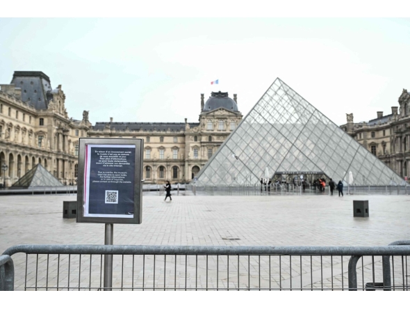A photo shows an information panel notifying of the closure of the Louvre Museum on the empty plaza with the Louvre Pyramid, designed by Chinese-US architect Ieoh Ming Pei, as the museum is closed due a strike in Paris on January 12, 2026. Photo by Martin LELIEVRE / AFP