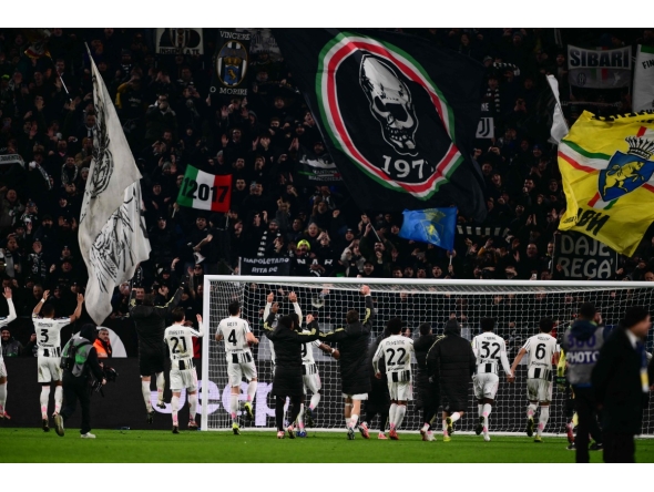 Juventus' players celebrate with supporters after winning the Italian Serie A football match between Juventus and Napoli at the Allianz Stadium in Turin on January 25, 2026. (Photo by Marco BERTORELLO / AFP)