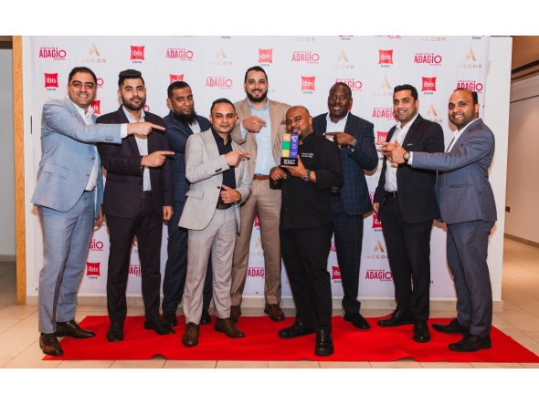  The hotel officials with the award.