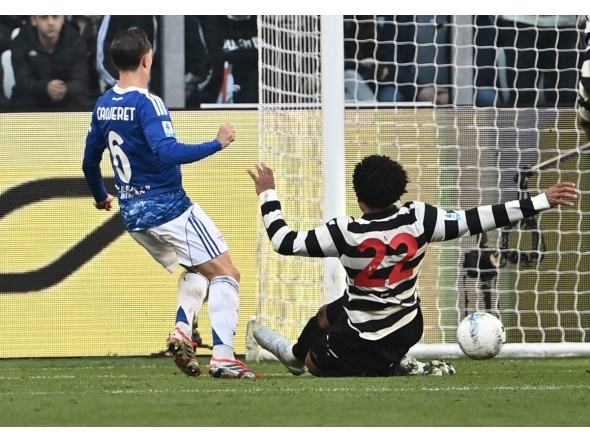 Como's French midfielder #6 Maxence Caqueret (R) scores his team's second goal during the Italian Serie A football match between Juventus and Como at the Allianz stadium in Turin on February 21, 2026. (Photo by Isabella BONOTTO / AFP)