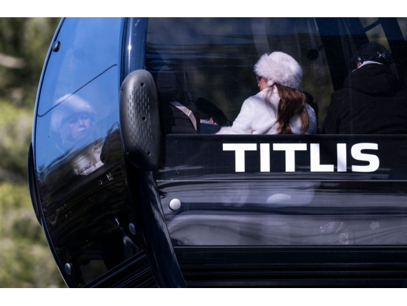 Tourists sit in a gondola cabin going down at the Titlis-Engelberg ski area in Engelberg, central Switzerland, on March 18, 2026, after a gondola cabin detached from its cable and crashed. (Photo by Ennio LEANZA / AFP)